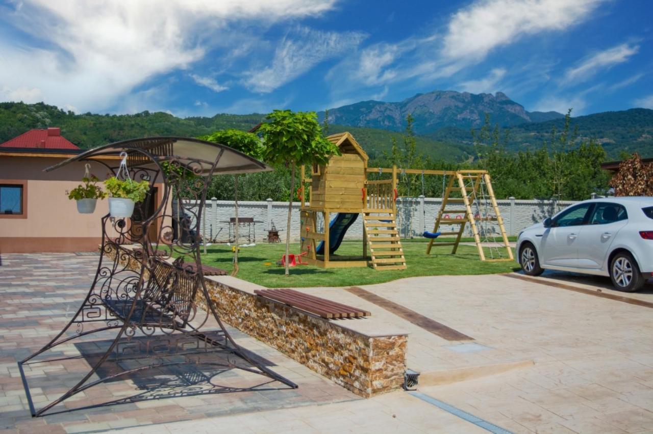 Bed and Breakfast Casa Erk Кэлимэнешти Экстерьер фото
