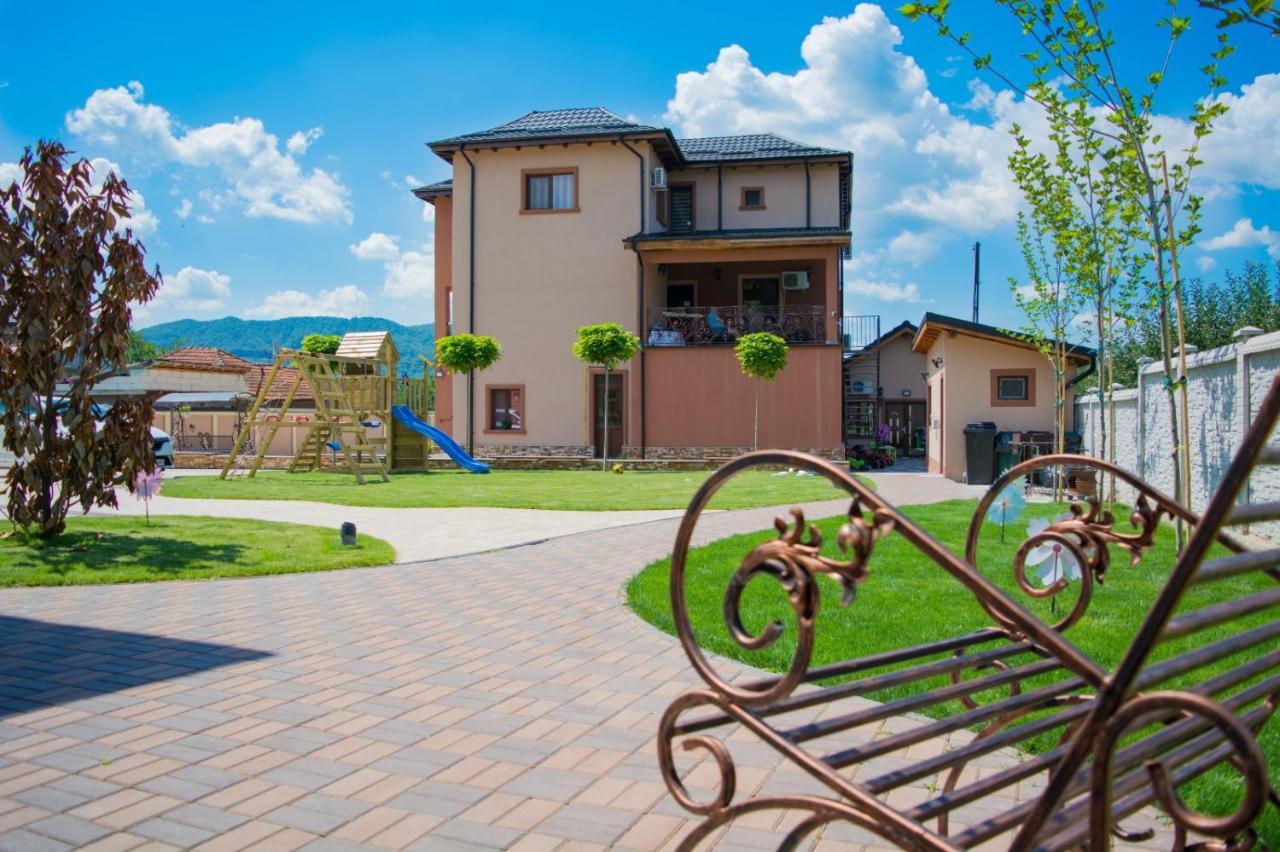 Bed and Breakfast Casa Erk Кэлимэнешти Экстерьер фото